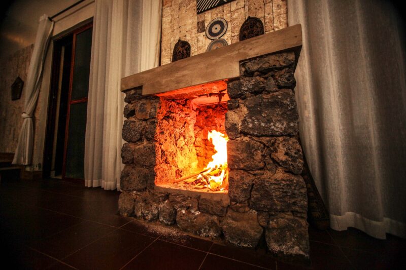 Gorilla Heights Lodge Bwindi - fireplace