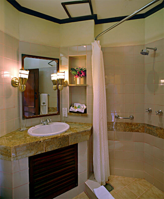 Paraa Lodge - deluxe_n_standard_bathroom